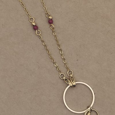 Anneau porte lunettes Goutte dans cercle et perle pendante- présentation sur chaîne
