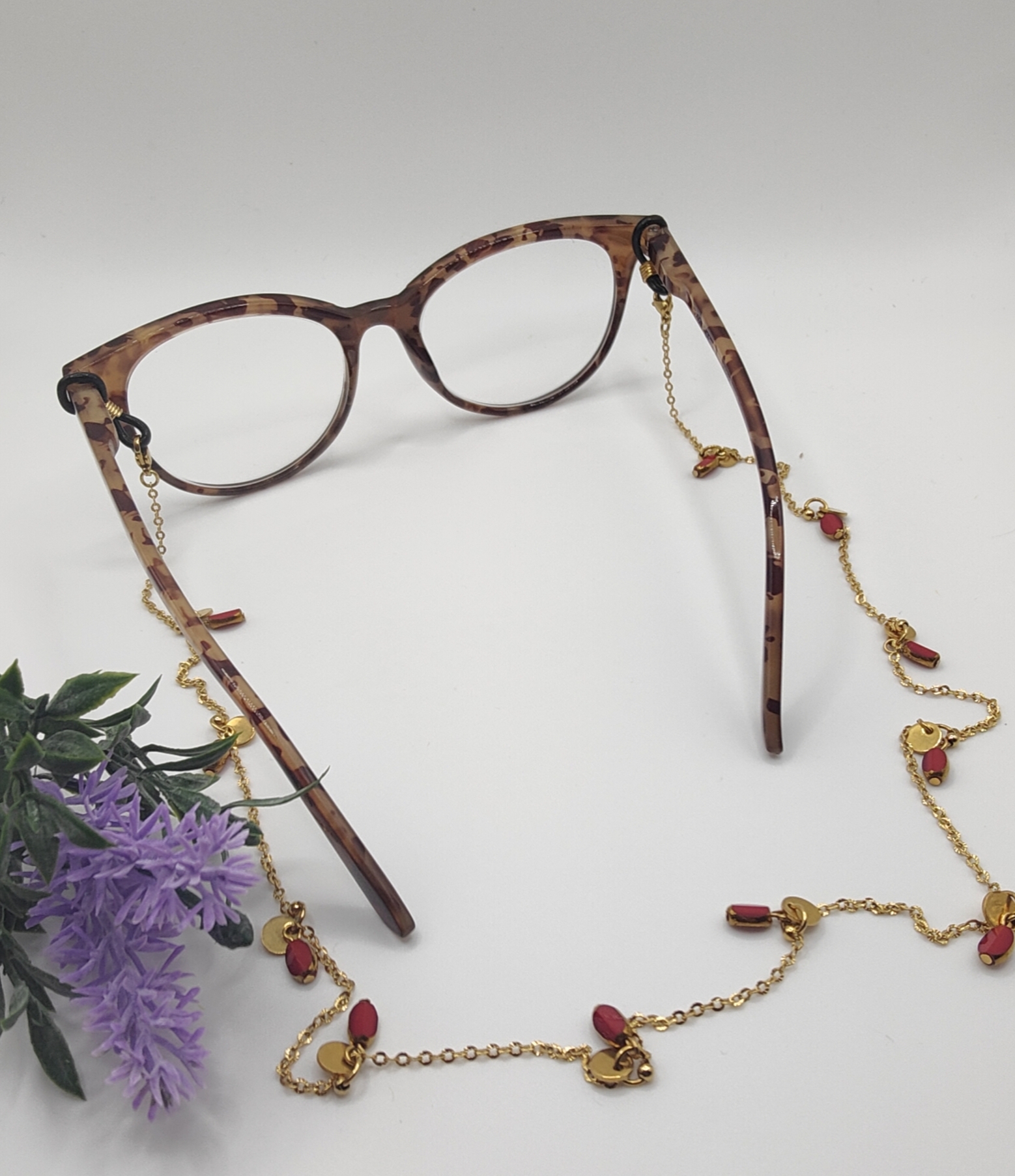 Oplus_131106 Chaîne à lunettes - Perles rouges et or - sequins présentés sur lunettes