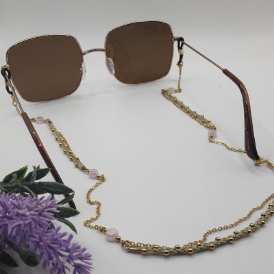 Chaîne à lunettes - trèfles 4 feuilles et chaîne à sequins - présentation sur lunettes