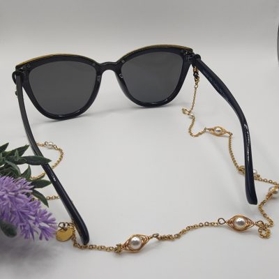 Chaîne à lunettes - Perles de verre blanche nacrée dans cages à perles - présentée sur lunettes