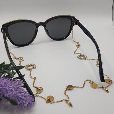 Chaîne à lunettes - Anneaux décoré Miyuki- présentée sur lunettes