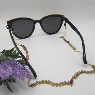 Chaîne à lunettes - Chaîne épis Couleur laiton et perles rouges et or - présenté sur lunettes