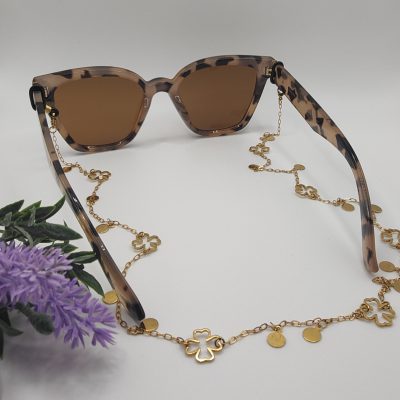 Chaîne à lunettes - trèfles 4 feuilles et chaîne à sequins - présentée sur lunettes