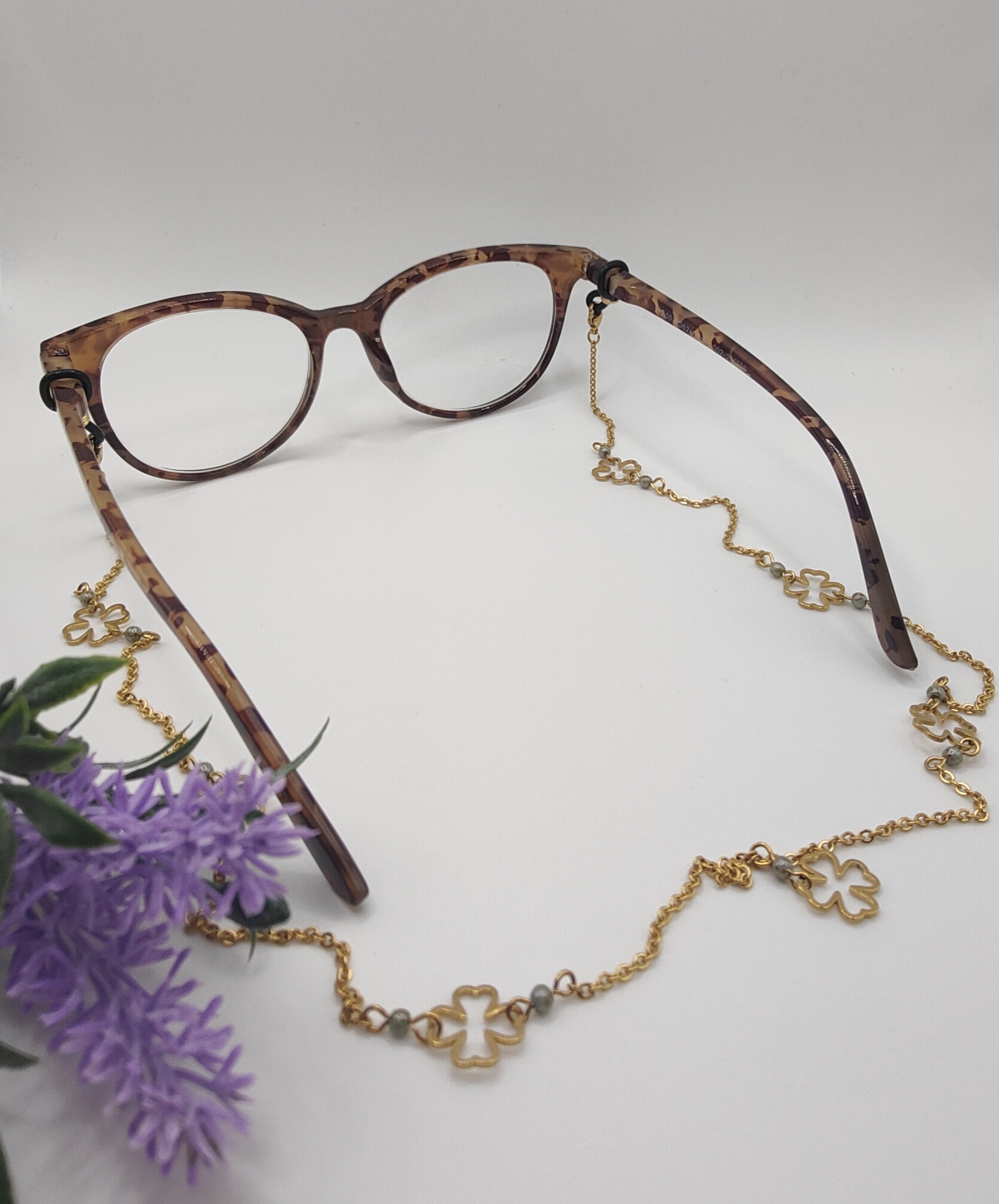 Oplus_34 Chaîne à lunettes - Motifs trèfles à 4 feuilles dorés et perles de verre vertes pastelles - présentée sur lunettes