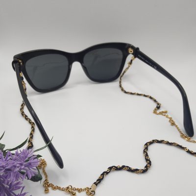 Chaîne à lunettes - Chaînes soleil et agathe rose - présentée sur lunettes