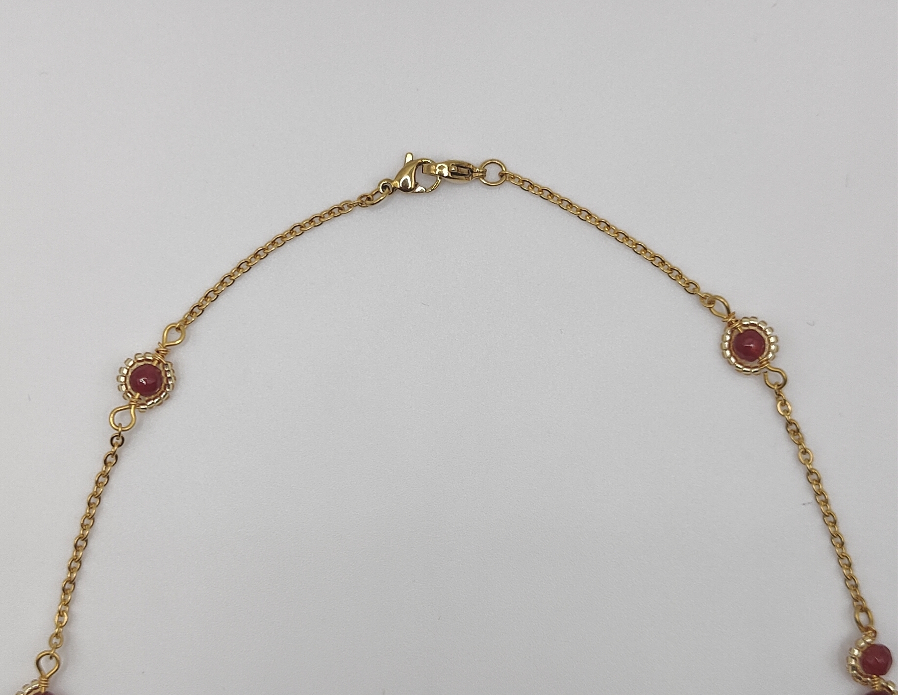 Oplus_131106 Chaîne à lunettes - Perles d'agate roses entourées et entrelacées de perles de rocailles dorées - détail attache collier