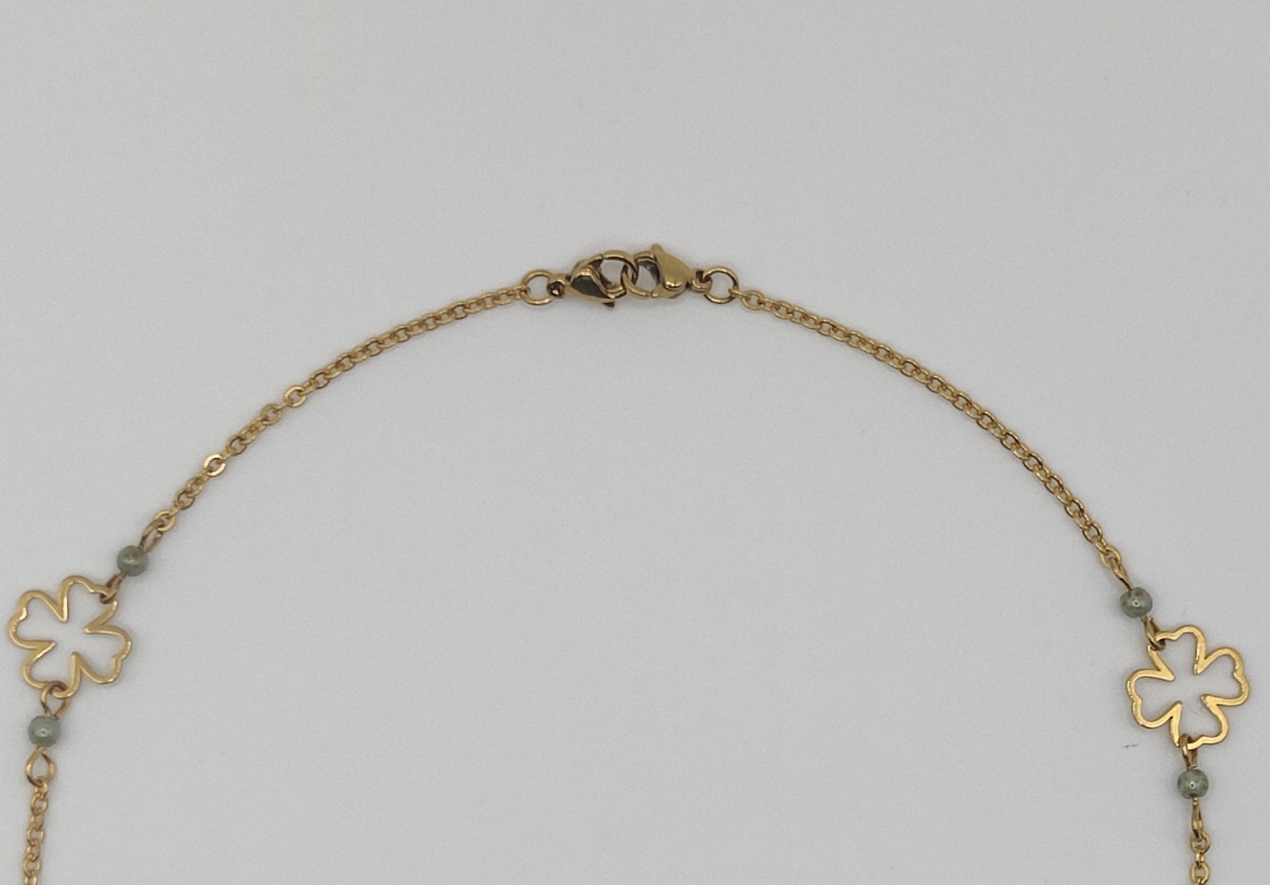 Oplus_131106 Chaîne à lunettes - Motifs trèfles à 4 feuilles dorés et perles de verre vertes pastelles - détail haut du collier et fermoir