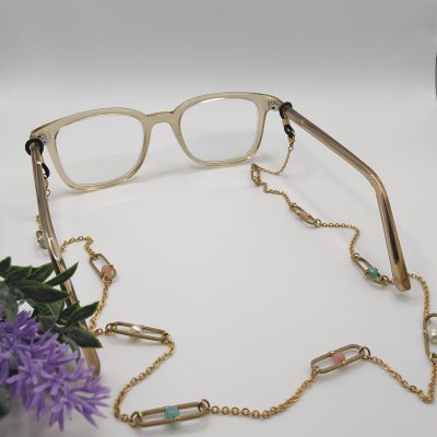 Chaîne à lunettes - trèfles 4 feuilles et chaîne à sequins - présentée sur lunettes