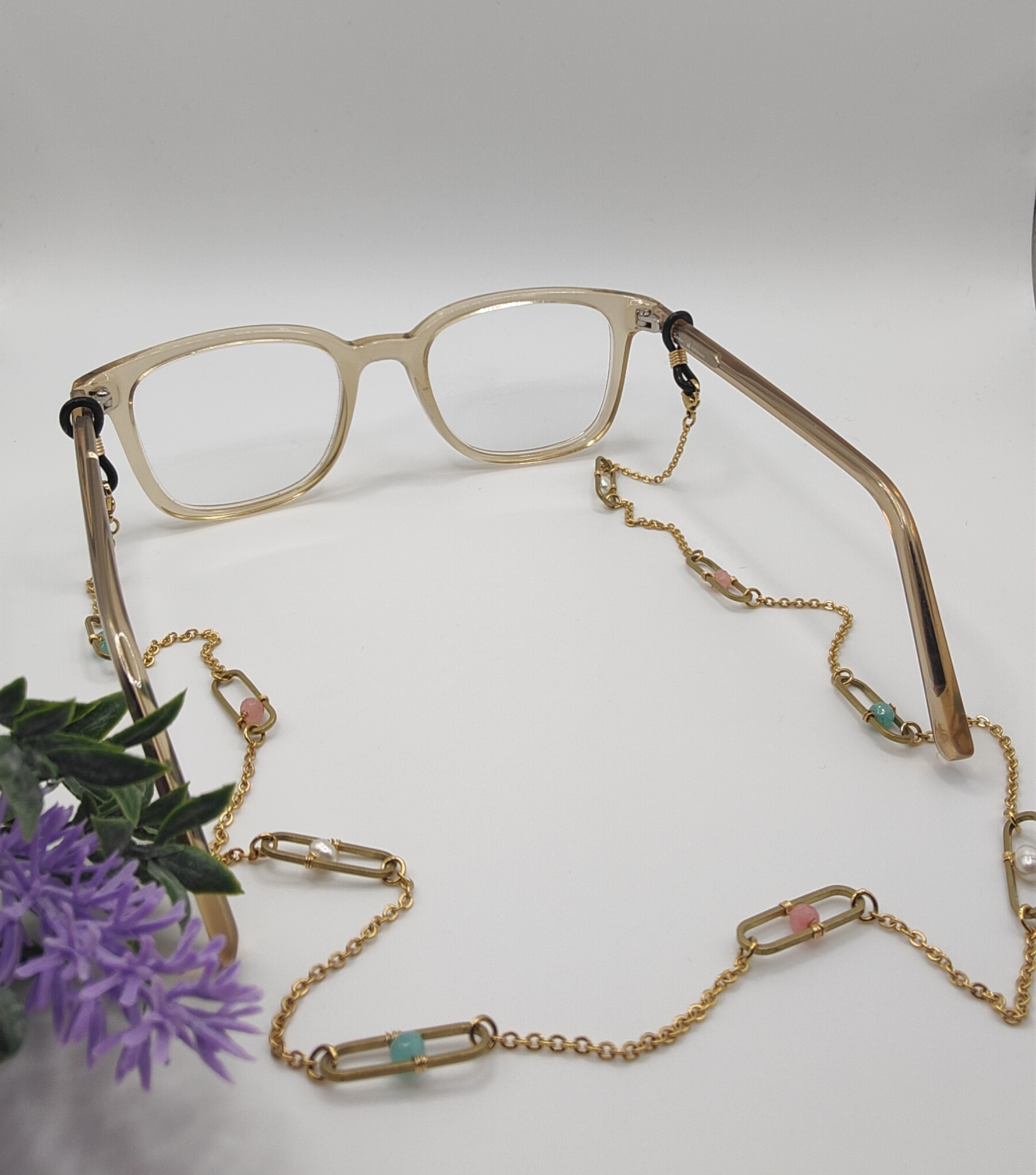 Oplus_131106 Chaîne à lunettes - trèfles 4 feuilles et chaîne à sequins - présentée sur lunettes