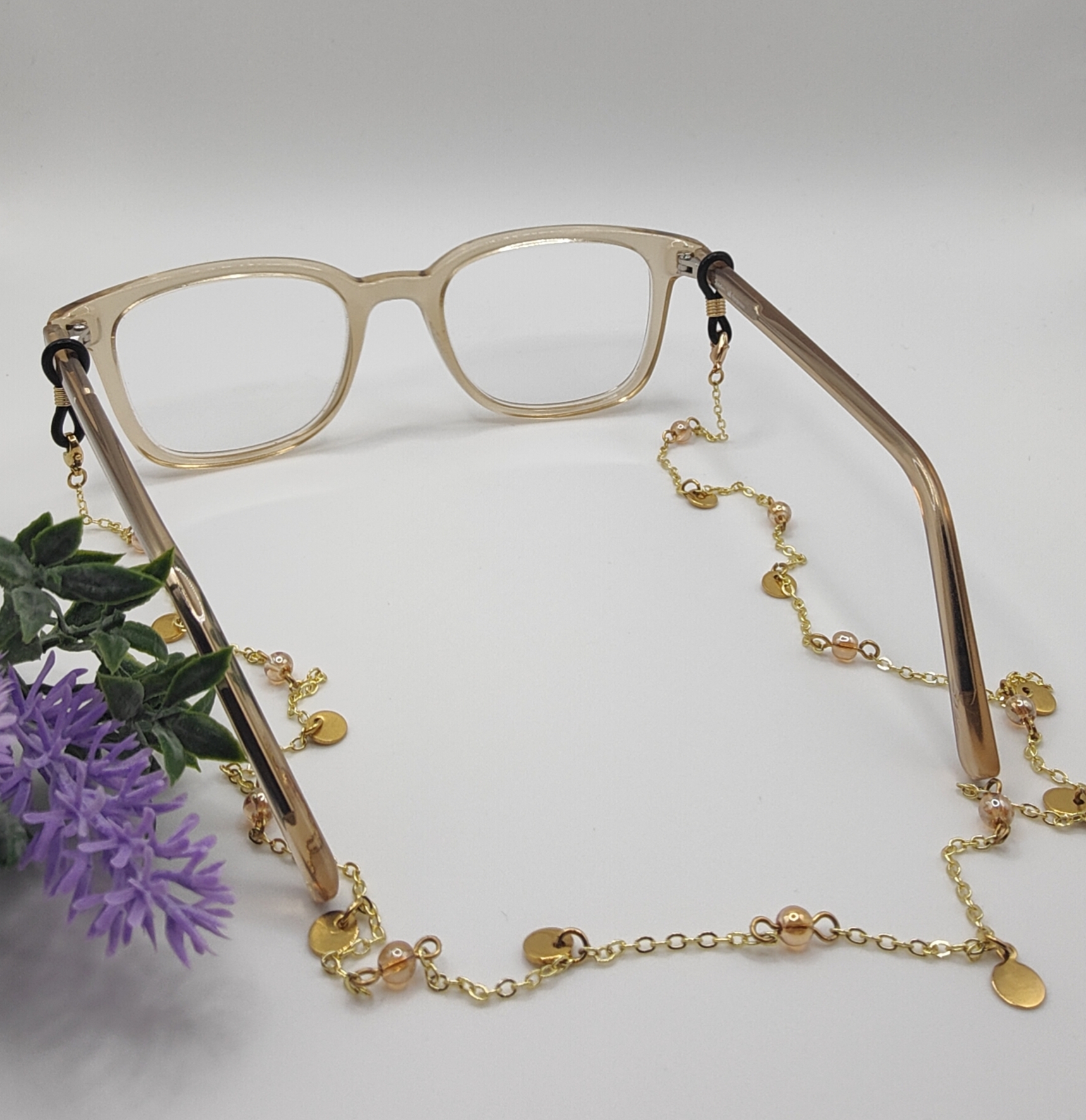 Oplus_131106 Chaîne à lunettes - Perles d'agate roses entourées et entrelacées de perles de rocailles dorées - présentée sur lunettes