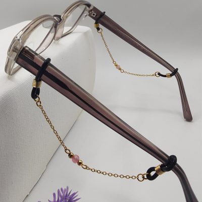 Bijoux de branches - Pierre naturelle rose entourée de perles dorées - Présentation sur lunettes