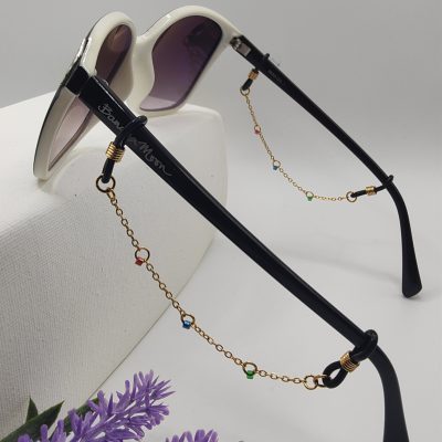 Bijoux de branches - Perles de rocailles colorées sur anneaux dorés - Présentation sur lunettes