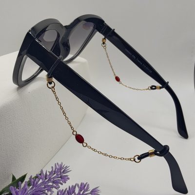 Bijoux de branches - Perle de verre rouge et or - Présentation sur lunettes