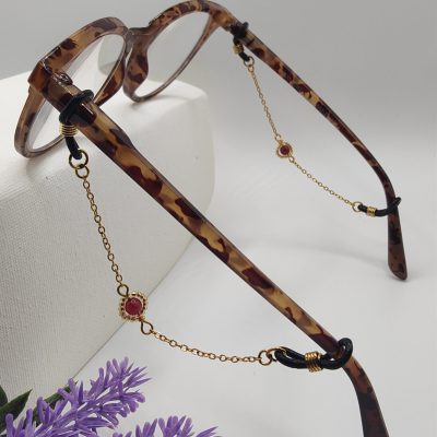 Bijoux de branches - Agate ornée de rocailles dorées - Présentation sur lunettes