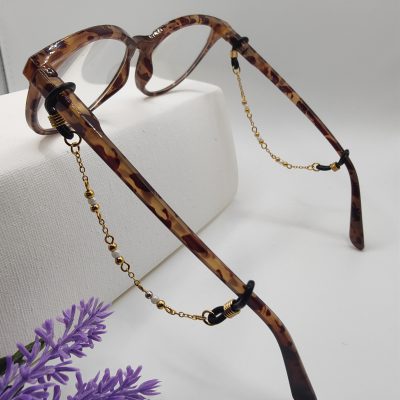 Bijoux de branches - Trois Trios de perles blanches et dorées - Présentation sur lunettes