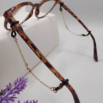 Bijoux de branches - Perle de verre blanche nacrée - Présentation sur lunettes
