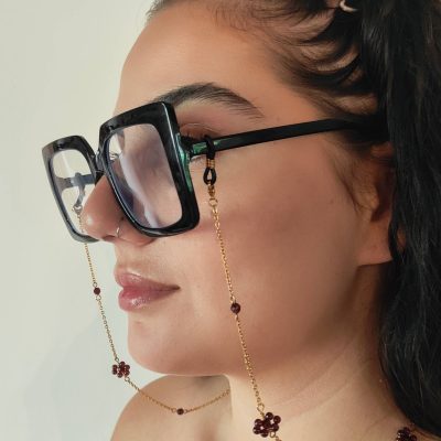 Chaîne à lunettes - Fleurs en perles de Grenat - présentée sur jeune femme