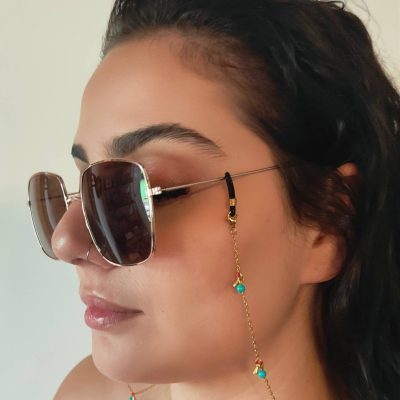 Chaîne à lunettes - Perles de verre blanche nacrée dans cages à perles - présentée sur une jeune femme