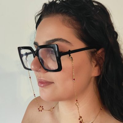 Chaîne à lunettes - Chaînes soleil et agathe rose - présentée sur des lunettes