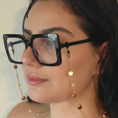 Chaîne à lunettes - Perles de verre blanche nacrée dans cages à perles présentée sur jeune femme