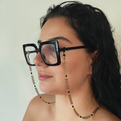 Chaîne à lunettes - Chaîne épis et perles de boheme noires - présentée sur une jeune femme