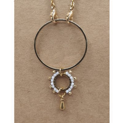 Anneau porte lunettes Cercle décor tissé en perle de rocaille dorées et blanches - détail