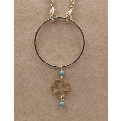 Anneau porte lunettes Trèfle et perles de verre vertes pastelles - détail