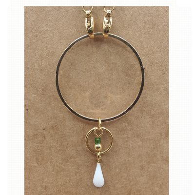 Anneau porte lunettes Goutte émaillée et perle de rocaille verte dans cercle - détail
