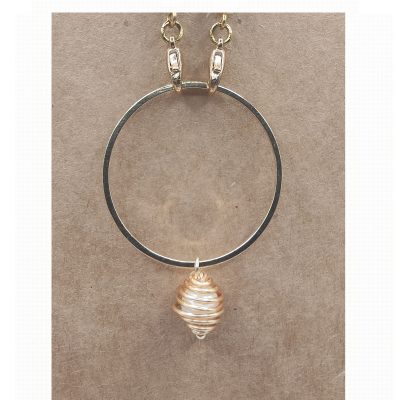 Anneau porte lunettes Perle de verre blanche nacrée en cage - détail