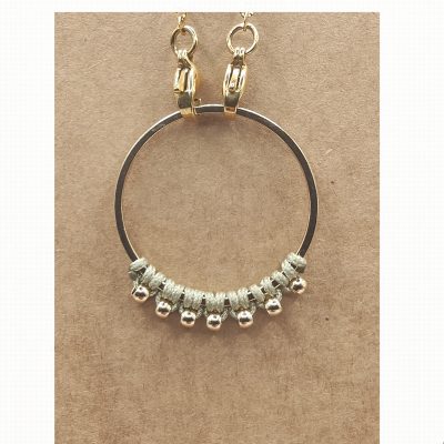 Anneau porte lunettes Fil de Jade et perles dorées - détail
