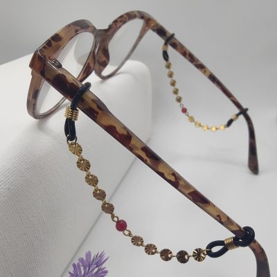 Bijoux de branches - Chaîne soleil et Agate rose - Présentation sur lunettes
