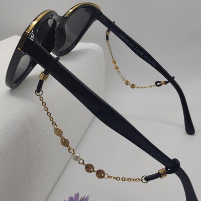 Bijoux de branches - Chaîne soleil et perle de verre nacrée - Présentation sur lunettes