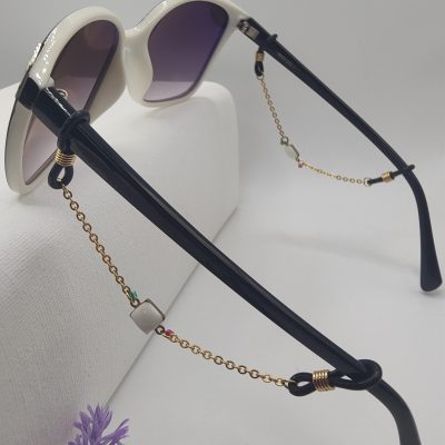 Bijoux de branches - Cube blanc émaillée et perles de rocaille - Présentation sur lunettes
