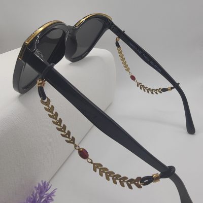 Bijoux de branches - Chaîne épis et perle de vert rouge et or - Présentation sur lunettes