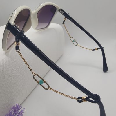 Bijoux de branches - Intercalaire ovale et perle de verre verte pastelles au centre - Présentation sur lunettes
