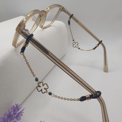 Bijoux de branches - Trèfle et perles de verre vertes pastelles - Présentation sur lunettes
