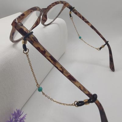 Bijoux de branches - Perle de verre verte - Présentation sur lunettes