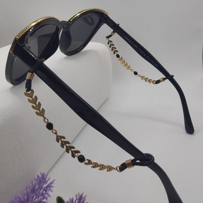 Bijoux de branches - Trois segments de chaîne épis intercalés de perles noires - Présentation sur lunettes