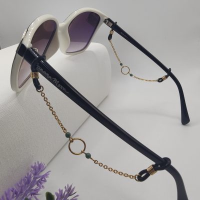 Bijoux de branches - Cercle entouré de perles de verre vertes pastelles - Présentation sur lunettes