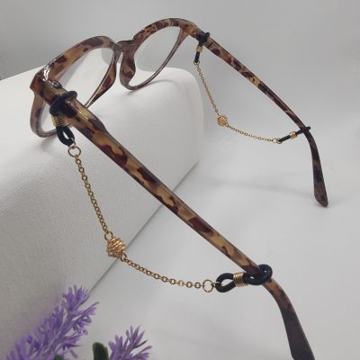 Bijoux de branches - Perle de verre blanche nacrées dans cage à perle dorée - Présentation sur lunettes