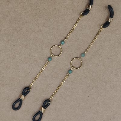 Bijoux de branches - Cercle entouré de perles de verre vertes pastelles - Présentation à plat
