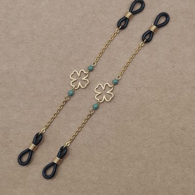 Bijoux de branches - Trèfle et perles de verre vertes pastelles - Présentation à plat