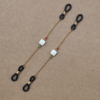 Bijoux de branches - Cube blanc émaillée et perles de rocaille - Présentation à plat
