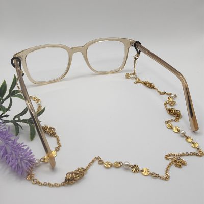 Chaîne à lunettes - anneaux imbriqués en maille Byzantine et chaîne soleil - présentée sur lunettes