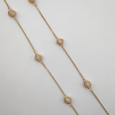 Chaîne à lunettes - Perles de verre blanche nacrée dans cages à perles - détail chaîne