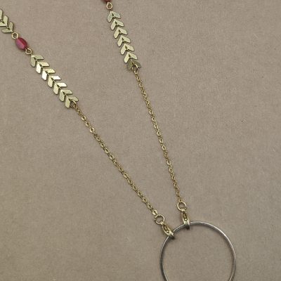 Anneau porte lunettes Perle rouge et or pendante sur cercle - présentation sur chaîne