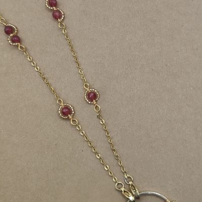 Anneau porte lunettes Dentelle de rocailles et agate rose- présentation sur chaîne