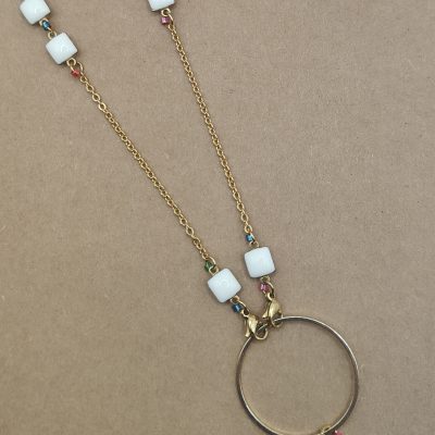 Anneau porte lunettes Cubes émaillés et perles de rocailles colorées - Présentation sur chaîne