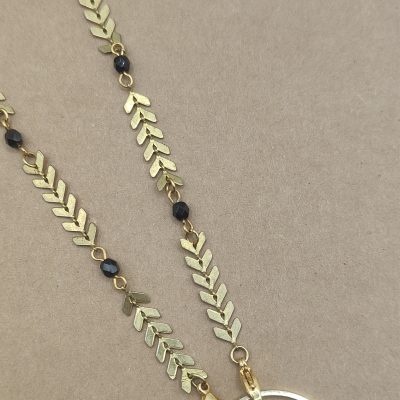 Anneau porte lunettes Perle de verre noire facettée pendante - présentation sur chaîne