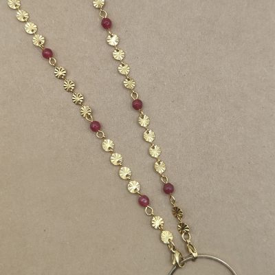 Anneau porte lunettes Grappe d’Agate rose - présentation sur chaîne